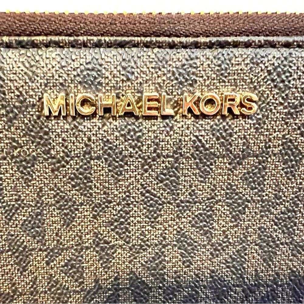Like New Michael Kors signature full zip wallet/wristlet 🤎💛